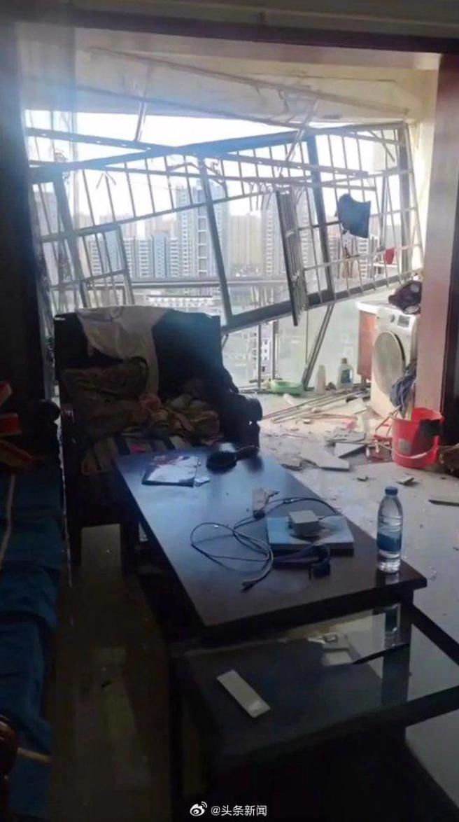 房屋遭到大风严重破坏。（图／翻摄微博@头条新闻）