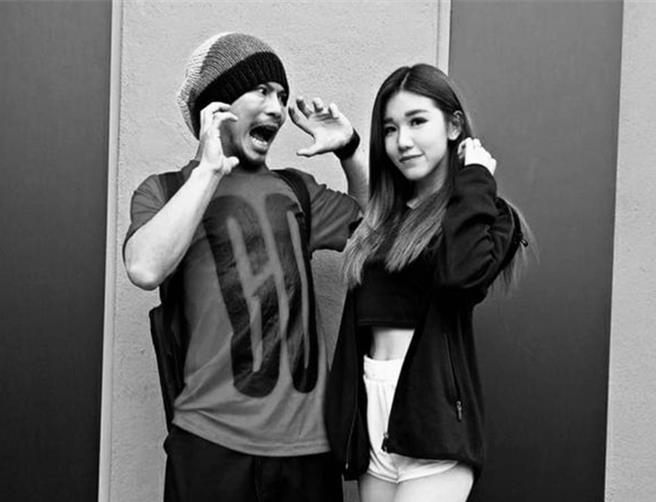 大馬波神（右）與黃明志合照。（翻攝MS PUIYI臉書）