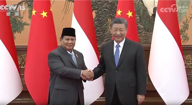中国国家主席习近平1日下午在北京与印尼总统当选人普拉伯沃举行会谈。（摘自大陆央视画面截图）