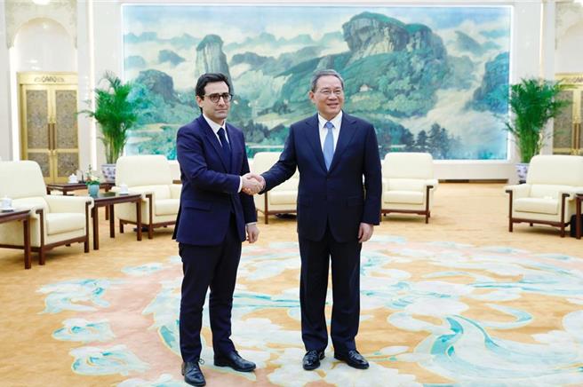 中国国务院总理李强1日下午在北京人民大会堂会见法国外长塞儒内。（摘自中新社）