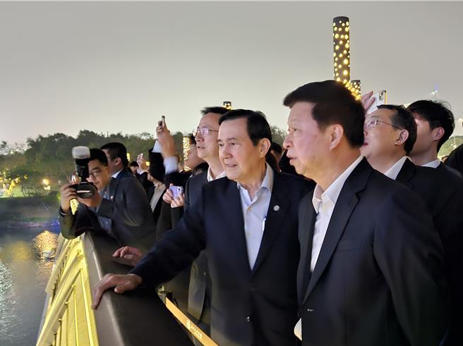 前总统马英九1日率领「大九学堂」20名青年学子赴大陆参访，1日晚宴后，在大陆国台办主任宋涛的陪同下，前往深圳湾的人才公园观看无人机表演。（蓝孝威摄）