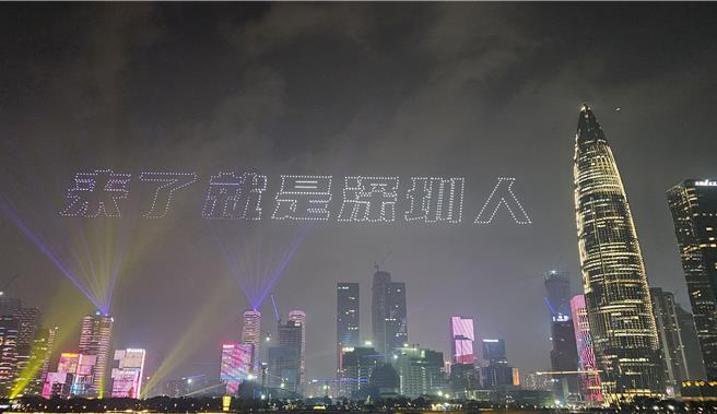 前总统马英九1日率领「大九学堂」20名青年学子赴大陆参访，1日晚宴后，在大陆国台办主任宋涛的陪同下，前往深圳湾的人才公园观看无人机表演。（蓝孝威摄）