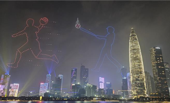 前总统马英九1日率领「大九学堂」20名青年学子赴大陆参访，1日晚宴后，在大陆国台办主任宋涛的陪同下，前往深圳湾的人才公园观看无人机表演。（蓝孝威摄）