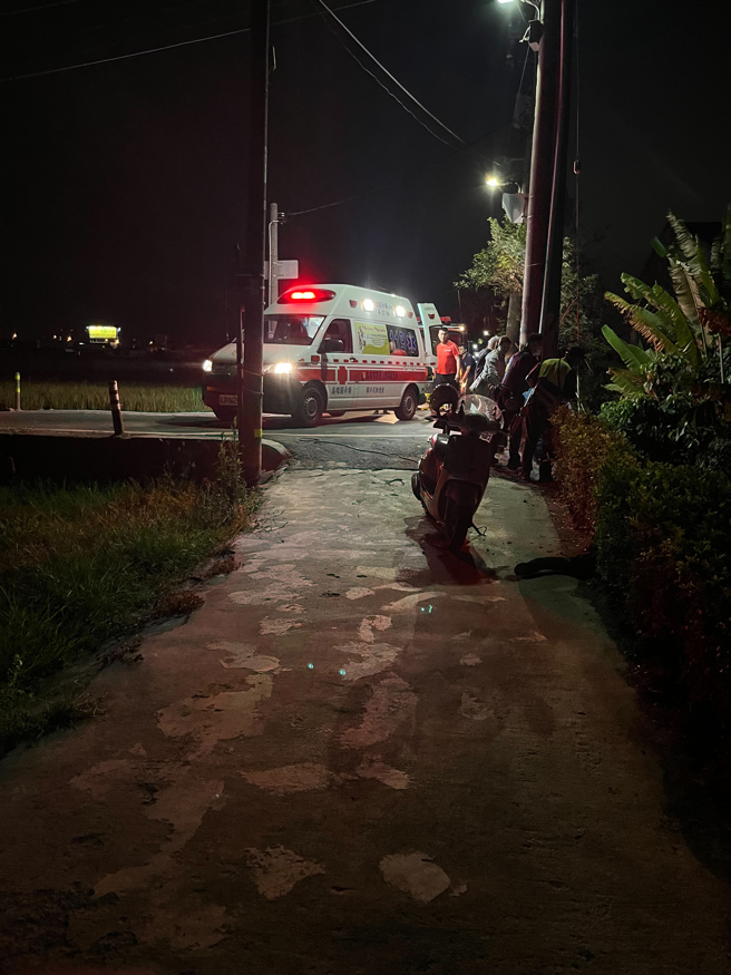 救護車到場將騎士救起送醫。 （翻攝畫面）
