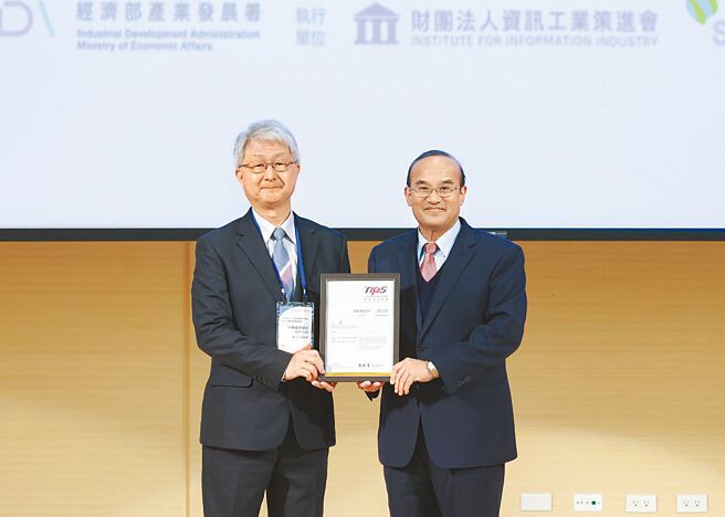 中联资源连续二年获得「台湾智慧财产管理制度」A级验证通过证书，中联资源总经理黄祥亚（左）代表领证。图／经济部产业发展署提供
