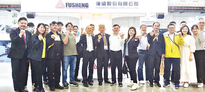 復盛公司董事长李亮箴（前排左六）与经、代销商参加復盛举办的音乐飨宴。图／黄台中