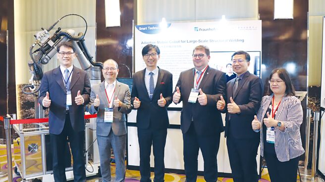 金屬中心與德國Fraunhofer合作開發首台「小型化銲接協作機器人」，克服大型結構鋼件要邁向自動化銲接的困難；圖為金屬中心邱振璋處長（左起）、賴永祥執行長、產業技術司邱求慧司長、德國Fraunhofer Mathias Rauch研究策略與政策處處長、RIN主席暨工研院蘇孟宗協理、金屬中心李月修處長。圖／金屬中心提供