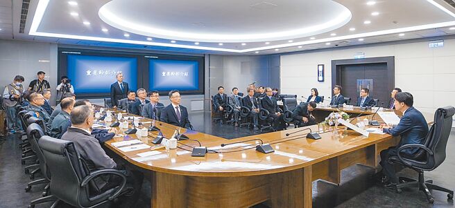 副总统赖清德（右）日前在国防部长邱国正及国安会秘书长顾立雄等人的陪同下，参观国家中山科学研究院。（总统府提供）