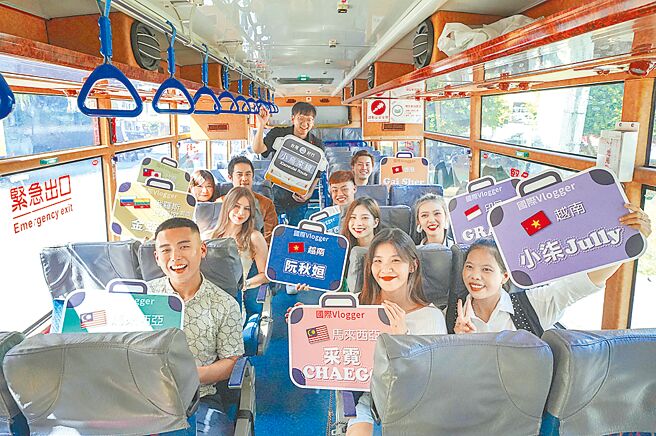 为吸引国际旅客来台，观光署编列800万元，补助旅行业者规画3天2夜以上的行程带外籍旅客游台湾。图为去年桃园市府举办台湾好行东南亚友善观光踩线活动。（桃园市观旅局提供）