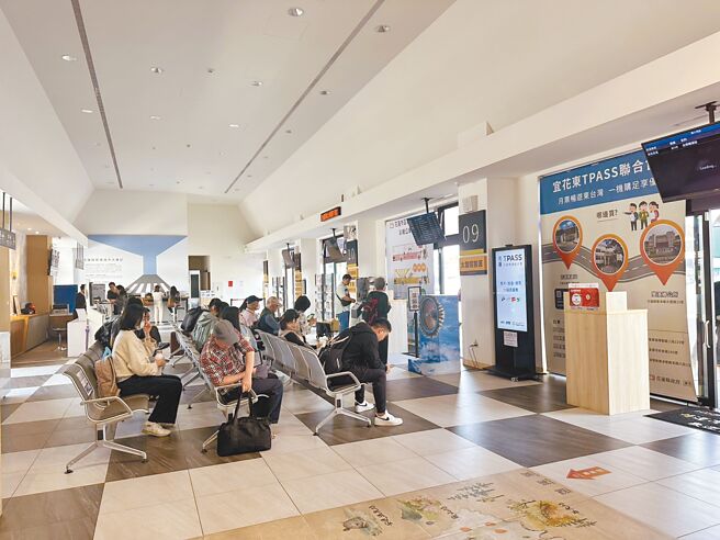 花莲县政府在花莲火车站前兴建花莲转运站，除协助疏运也提供观光客旅游谘询，转运站强调，服务不会因国道客运退出东部客运市场就停摆。（罗亦晽摄）