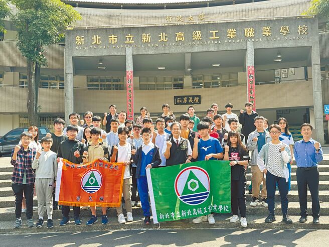 新北首创「金手培训计画」，新北高工资讯科在商务软体及网页技术职种表现优异，夺下2职种前5名。（新北市教育局提供／柯毓庭新北传真）