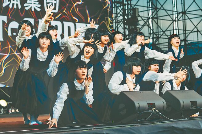 日本女子舞蹈團體「Avantgardey」3月31日登上大港開唱「南霸天」舞台演出。（出日音樂提供）