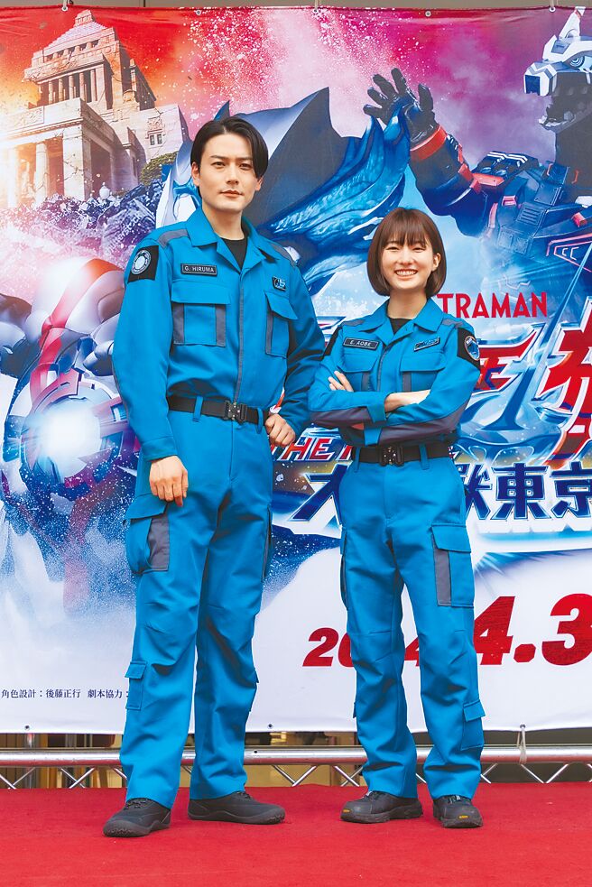 蕨野友也（左）和搗宮姬奈來台，與台灣影迷相見歡。（野獸國提供）