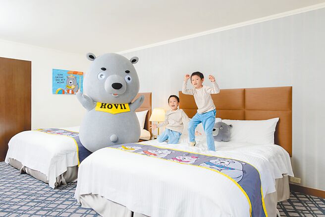 「Hovii熊亲子主题房」住房专案，有100公分高Hovii熊迎宾、萌熊布偶、笔记本丰富周边好礼。（高雄福华大饭店提供）