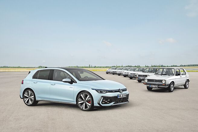 VW Golf五十周年特仕版（图左，以第八代Golf GTI车型开发）与歷代Golf同框，有如跨越半世纪变迁的时光缩影。（VW提供）