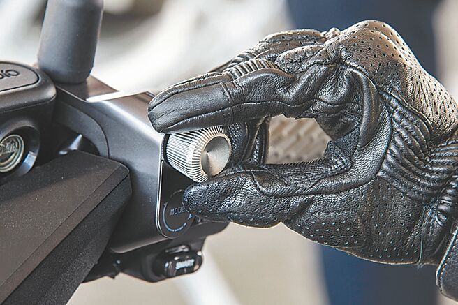 轉動「騎乘模式旋鈕」可切換不同模式。（陳大任攝）