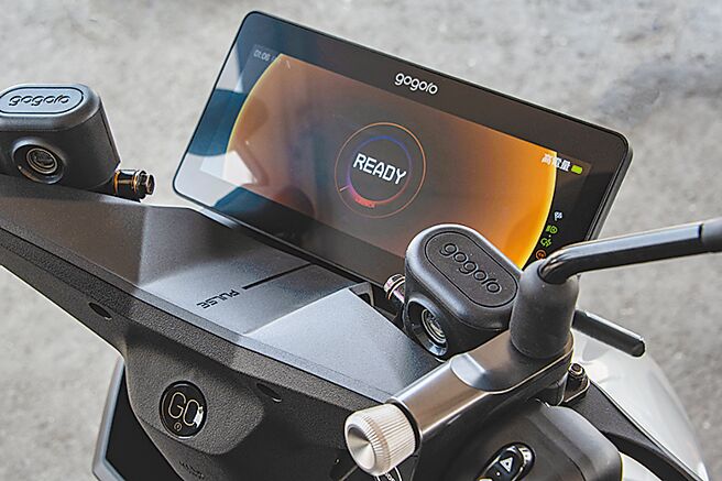 儀表顯示「READY」時即可彈射起步。（陳大任攝）