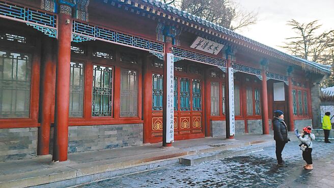 清華園最重要的建築物懸掛有超過兩百年的「水木清華」。（李思璌／提供）