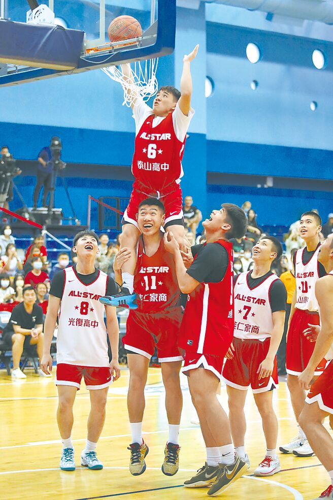 明星红队李垣宏（上）坐在队友肩膀上演出迭罗汉灌篮。（黄世麒摄）