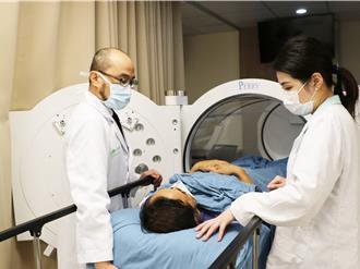 6旬男突中风倒下半瘫 高压氧治疗恢復行动力