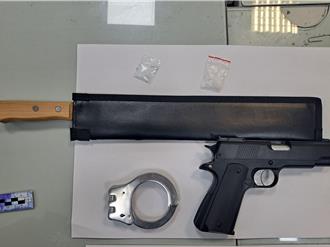 男租車不還遭業者攔    衝蘆洲分局求救遭搜出「一堆刀槍毒品」