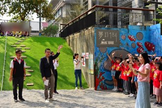 七堵國小結合鐵道元素打造「夢幻184號」遊戲場 廢花台變身攀爬區