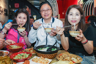 寶林茶室案波及生意掉5成 張善政大啖米干為店家打氣