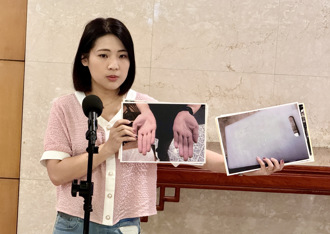 秀「寶林廚師手部採檢照」 徐巧芯開轟中央：到底是誰慢？