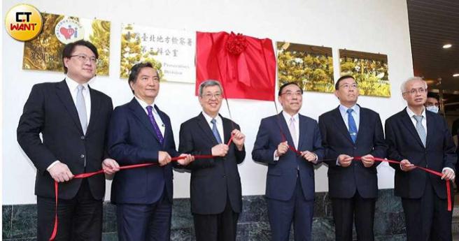 行政院長陳建仁到高檢署揭牌「查緝詐欺及資通犯罪督導中心」，法務部和檢方高層齊聚一堂。（圖／趙世勳攝）