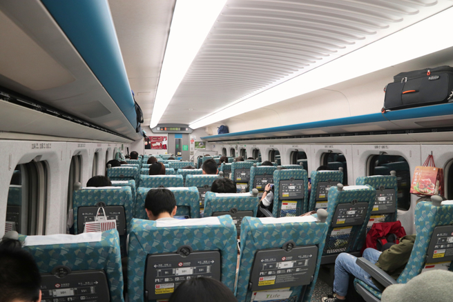 女网友日前搭高铁，车上突然广播寻求医疗人员协助旅客，接着多名乘客陆续上前帮忙，让她直呼超感人。（图：shutterstock／达志）