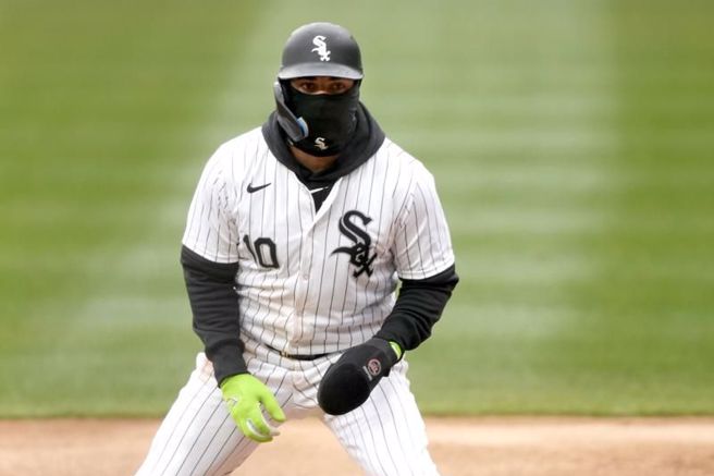 白袜跑者孟卡达包着脸部御寒。（美联社）