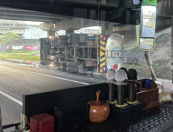 油罐车彰化交流道「涵洞内侧翻」，柴油流满地急封锁。(翻摄记者爆料网)