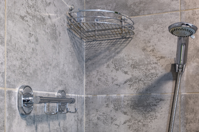 一名男子在家中浴室地面看到红色细长的虫在蠕动，有内行人提醒该洗水塔。（示意图，shutterstock／达志）