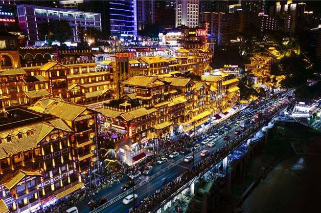 大陆商务部在重庆举行外资企业圆桌会，26家外企参会。图为重庆洪崖洞。（新华社）