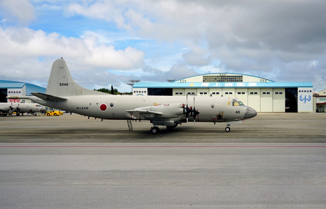 日本政府1日宣布，指定16座機場、港口作為軍隊因應「有事」的指定設施。圖為在沖繩那霸機場的日本軍機。（資料照：shutterstock／達志）