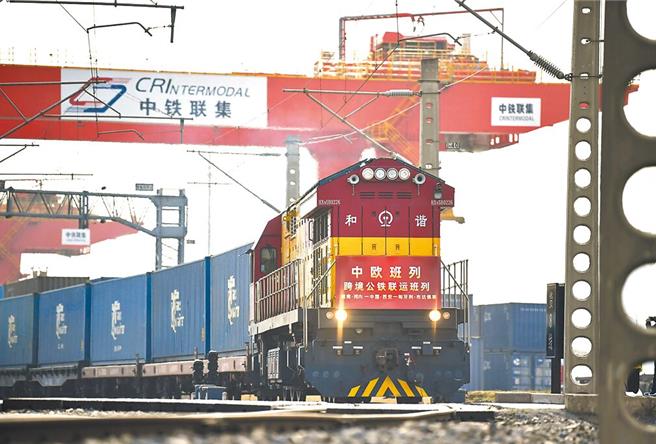 中國物流與採購聯合會2日發布3月份中國大陸物流業景氣指數為51.5％，重回擴張區間，鐵路大宗物資運輸量上升。圖為中歐班列從西安國際港站駛出。（新華社）