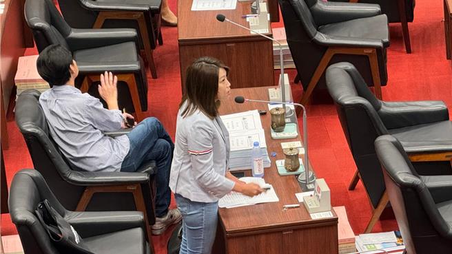 國民黨高市議員黃香菽今（2）日在議會質詢時認為，如此對高雄不公平，建議應該使用者付費，並建立相關SOP。（柯宗緯攝）