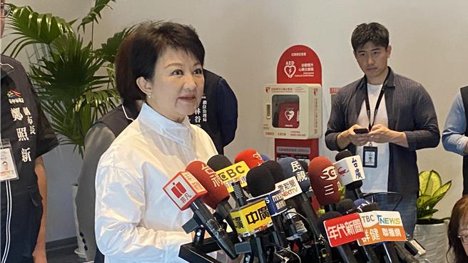 台中市长卢秀燕（左一）2日在市政会议前宣布，她3日将出访新加坡，为期3天，于4月6日凌晨搭机返国，此次出访不仅是城市外交，对深化及加强彼此情谊都很有帮助。（陈淑芬摄）