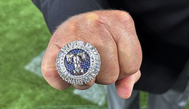 游骑兵球团展示冠军戒。（美联社资料照）