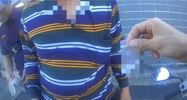 警方自洪姓男子身上找出1包透明结晶体，经查是盐巴。（翻摄照片／洪靖宜高雄传真）
