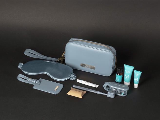 华航MOSCHINO联名机上旅行包兼具实用性及时尚感，推出四款经典色系。（华航提供）