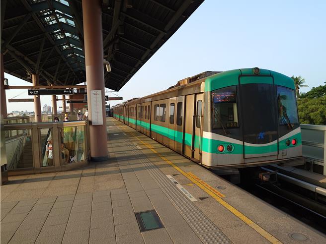 高雄捷运列车今天上午通勤时段发生故障，整体影响时间近20分钟，约有300名旅客受影响。示意图（任义宇摄）