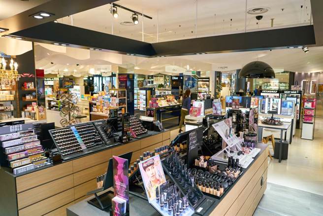 一名女高中生到专柜买口红被柜姐瞧不起。（示意图/达志影像/shutterstock）