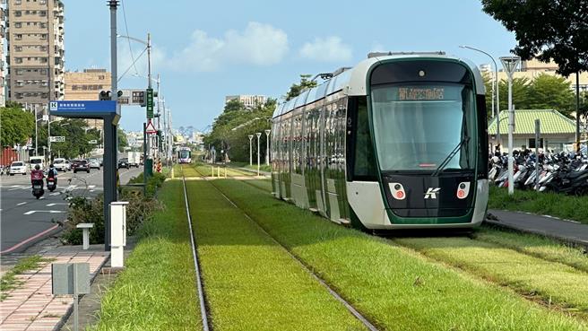 高市府已行文交通部，将争取经费增购14辆列车，班距将从10分钟缩至6分钟。（柯宗纬摄）