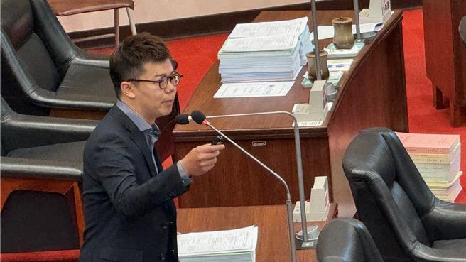 高市议员张博洋今（2）日质询时指出，轻轨运量增加是好事，但民眾使用体验差「谯到无力」，包括转乘资讯不足，黄色小鸭期间班距过长，甚至要等1小时，建议增购车辆、改善疏运品质。（柯宗纬摄）