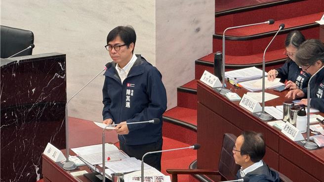 高雄市长陈其迈答询时表示，已行文交通部，将争取经费增购14辆列车，班距将从10分钟缩至6分钟。（柯宗纬摄）