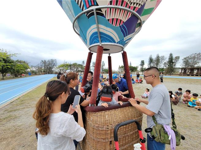 台东富山国际教育实验小学学生体验VR热气球。（读者提供／蔡旻妤台东传真）