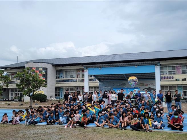 台东富山国际教育实验小学学生体验VR热气球。（读者提供／蔡旻妤台东传真）