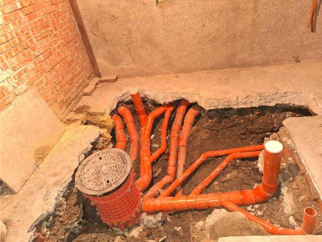 台北市政府為鼓勵民眾配合污水接管，訂《有台北市使用建築物室內空間設置污水管渠補償要點》，並在2022年調高補償金額至每案24萬，只要社區共同協調其中一樓住戶同意。(黃敬文翻攝)