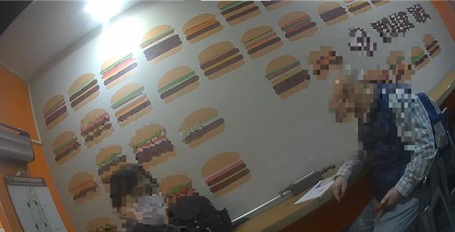 警方在速食店埋伏，當場逮捕周姓女車手。（翻攝照片／林郁平台北傳真）